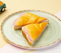 Горячий бутерброд с колбасой и сыром