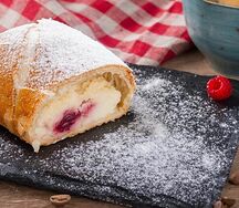 Штрудель с творогом и вишней