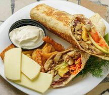 Шаверма в сырном лаваше и морс