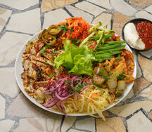 Шаверма на тарелке и морс