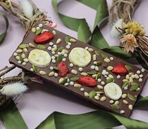 Молочный шоколад с бананом, клубникой и кедровыми орехами