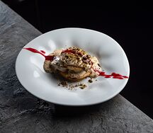 Панкейки с заварным кремом, халвой и фисташками