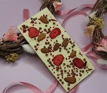 Белый шоколад с клубникой и миндалем