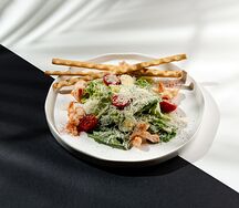 Салат Цезарь с тигровыми креветками и гриссини