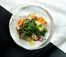 Салат с шотландским лососем, авокадо и кунжутным соусом