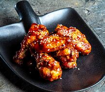 Куриные крылья с соусе BBQ и кунжуте