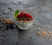 Йогурт с гранолой, клубникой и фисташками