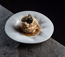Панкейки с грецкими орехами, маскарпоне и кленовым сиропом