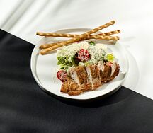 Салат Цезарь с пряной курицей и гриссини