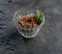 Йогурт с гранолой, бананом и медом