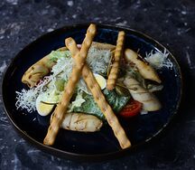 Салат Цезарь с кальмаром, каперсами и терияки