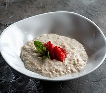 Каша овсяная со свежей клубникой
