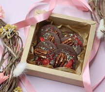 Набор молочных мини-шоколадок с пеканом и клубникой
