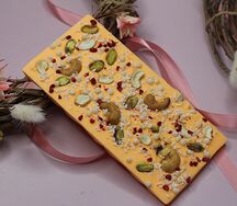 Оранжевый шоколад с кешью, фисташками и кокосом