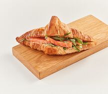 Круассан с лососем
