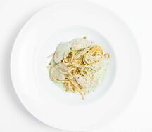 Спагетти с курицей в соусе сливочный песто