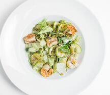 Салат с креветками и кунжутным соусом