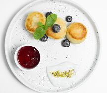 Сырники со сметаной и клубничным вареньем