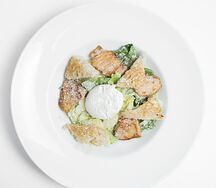 Цезарь с курицей и яйцом пашот