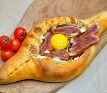 Хачапури по-аджарски с говяжьей бастурмой