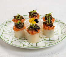 Трюфельный ролл с лососем и грибами шиитаке