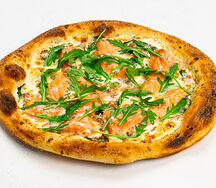 Пицца с лососем и ореховым соусом