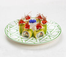 Ролл с угрем, авокадо и клубникой