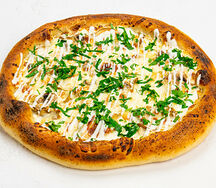 Пицца с вешенками и сливочным соусом