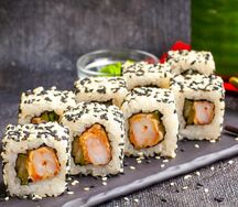 Калифорния с креветкой в кунжуте