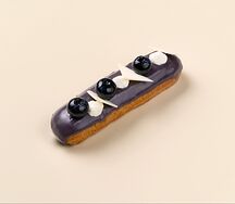 Эклер черная смородина