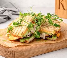 Гриль-чиз с копченой курицей на тартине