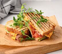 Гриль-чиз с говядиной и беконом на тартине