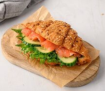 Зерновой круассан с лососем