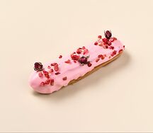 Эклер клубничный