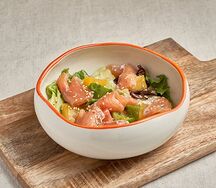 Салат с лососем и манго