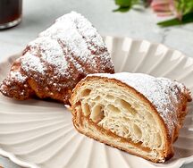 Круассан с яблоком и корицей