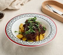 Говяжья щечка с картофелем и горошком