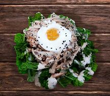 Мясной с яйцом пашот