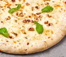 Пицца с горгонзолой, медом и грецкими орехами