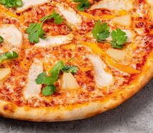 Пицца с ананасом и курицей