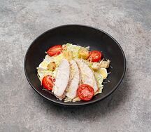 Салат Цезарь с куриной грудкой