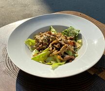 Салат с говядиной и грибами вешенками