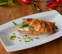 Круассан с ветчиной и сыром
