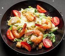 Салат Цезарь с тигровыми креветками