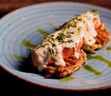 Форель с соусом берблан, драниками из цукини