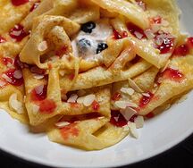 Блинчики с клубничным муссом и ягодами