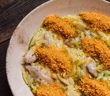 Орзо с курицей и острой крошкой