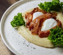 Трюфельное пюре с беконом и яйцом пашот