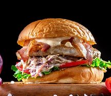 Бургер с курицей и салатом коул слоу