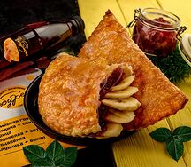 Чебурек с клубникой и бананом